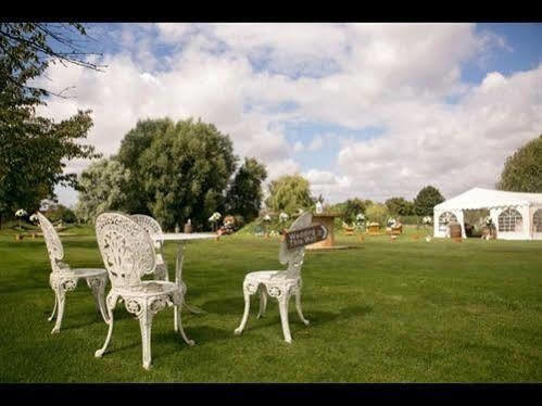 Skipbridge Farm Shepherds Huts Campground Green Hammerton Extérieur photo